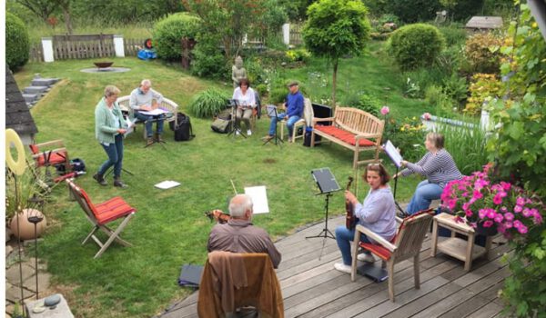 Gartenproben bei Sonnenschein